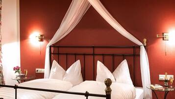 Suite, Balkon | Zimmersafe, Schreibtisch, Verdunkelungsvorhänge, Bettwäsche