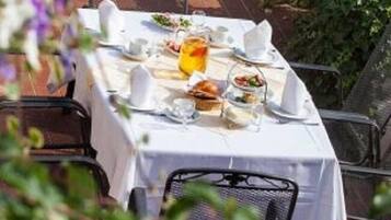 Tägliches Frühstücksbuffet (7.5 EUR pro Person)