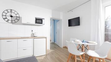 Deluxe Apartment (Czteroosobowy z Balkonem Francuskim) | Private kitchen | Mini-fridge, microwave, electric kettle