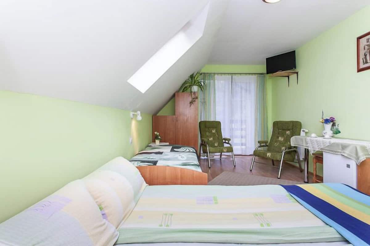 Habitación triple (5) | Ropa de cama hipoalergénica y cortinas blackout