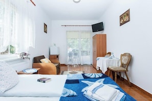 Double Room (10)