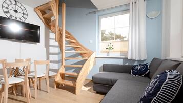 Deluxe Apartment (Dwupoziomowy Czteroosobowy) | Hypo-allergenic bedding, blackout drapes, iron/ironing board, free WiFi