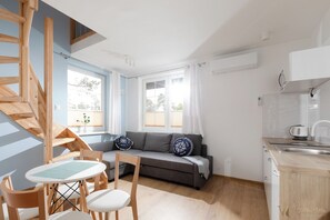 Deluxe Apartment (Dwupoziomowy Czteroosobowy) | Hypo-allergenic bedding, blackout drapes, iron/ironing board, free WiFi - Villa Ula (Rewal)