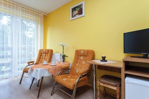 Double Room (6) | Hypo-allergenic bedding, blackout drapes, iron/ironing board, free WiFi - Villa Ula (Rewal)