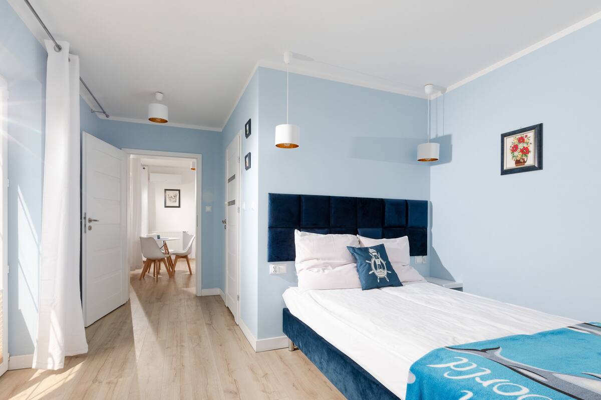 ملاءات للفراش لا تسبب الحساسية وستائر تعتيم ومكواة/لوح كي