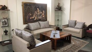 Télévision, lecteur de DVD, livres, médiathèque