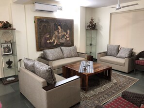 Tv, dvd-spelare, böcker och ett musikbibliotek