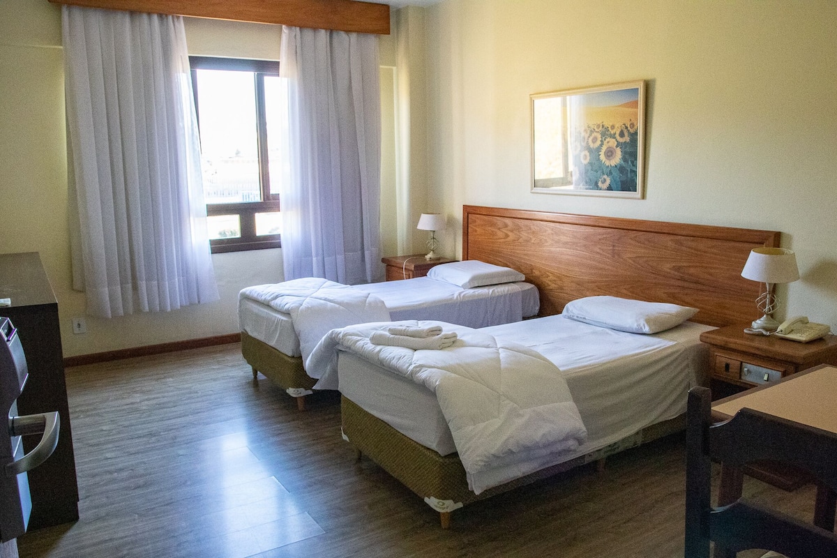 Een kluis op de kamer, verduisterende gordijnen, gratis wifi, beddengoed