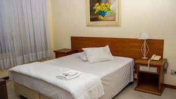 Cofres nos quartos, cortinas blackout, Wi-Fi de cortesia, roupa de cama