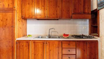 Refrigerador, placa de cocina, cafetera/tetera, tetera/pava eléctrica