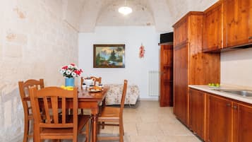 Apartamento exclusivo, 1 habitación, planta baja | Cocina privada | Frigorífico, placa de cocina, cafetera o tetera y hervidor eléctrico