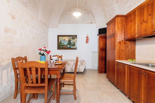 Appartement exclusif, 1 chambre, rez-de-chaussée | Cuisine privée | Réfrigérateur, surface de cuisson, cafetière-théière