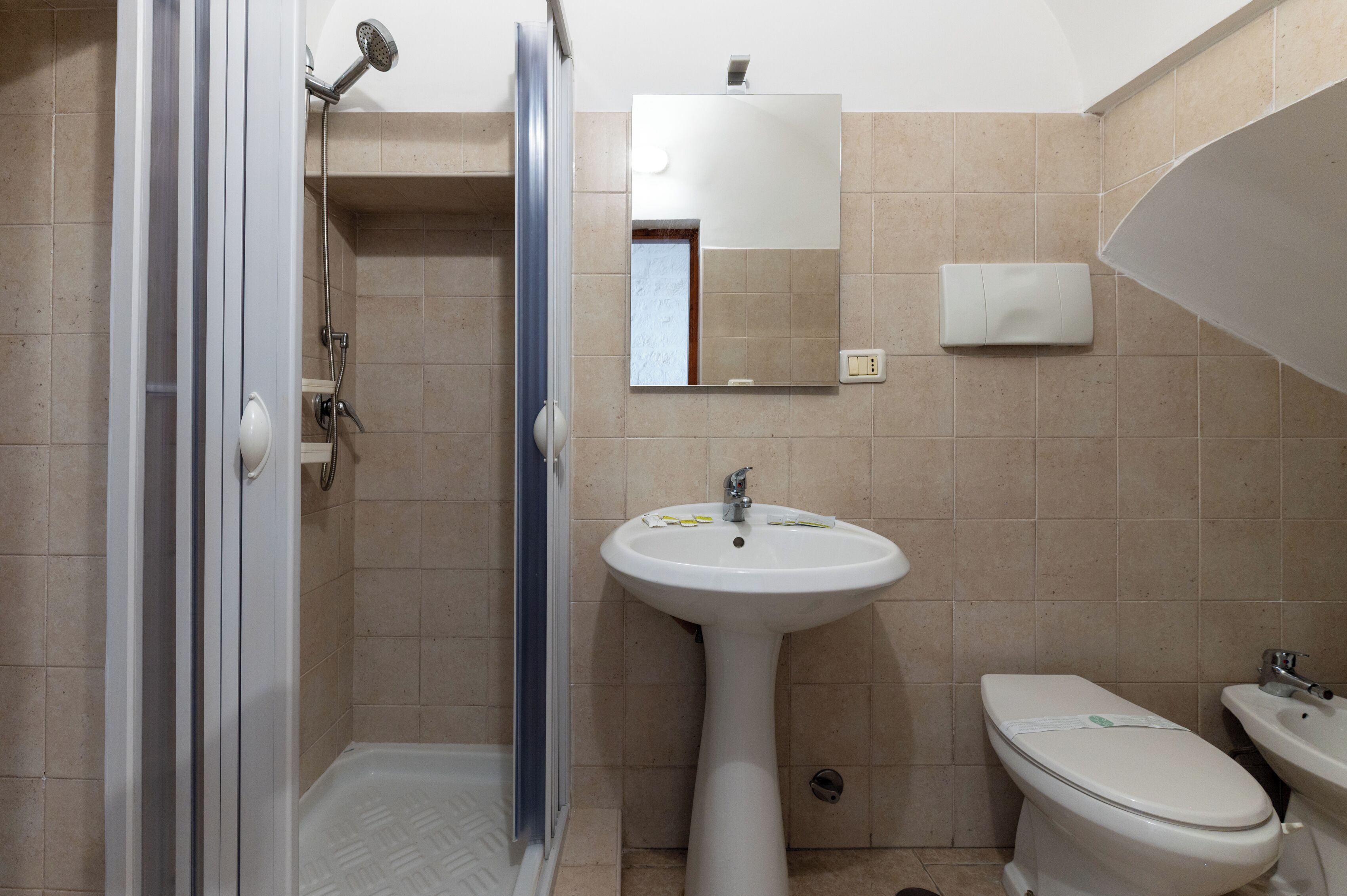 Ducha, secador de pelo, bidet, toallas