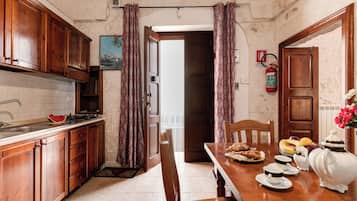 Appartamento Exclusive, 1 camera da letto, al piano terra | Cucina privata | Frigorifero, piano cottura, macchina per tè/caffè, bollitore elettrico