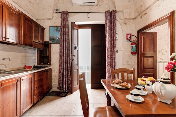 Exclusive-Apartment, 1 Schlafzimmer, Erdgeschoss | Eigene Küche | Kühlschrank, Herdplatte, Wasserkocher mit Kaffee-/Teezubehör