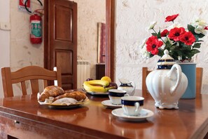 Køleskab, kogeplade, kaffe-/temaskine, elkedel