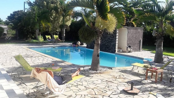 Piscina externa, guarda-sóis, espreguiçadeiras