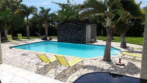 Outdoor pool, pool umbrellas, sun loungers - La Kaz A Dom 974 (Saint-Paul)