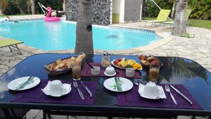 Se ofrece un desayuno continental todos los días (12 EUR por persona)