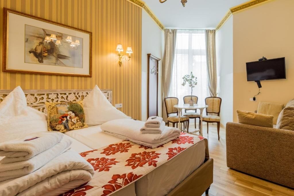 Desk, soundproofing, free WiFi, bed sheets