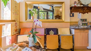 Una habitación con un espejo grande, un reloj y una ventana con vista al exterior.