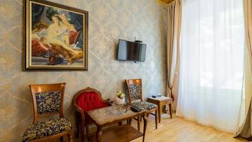 Escritorio, sistema de insonorización, wifi gratis y ropa de cama