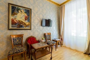 Skrivebord, lydisolert, wi-fi (inkludert) og sengetøy