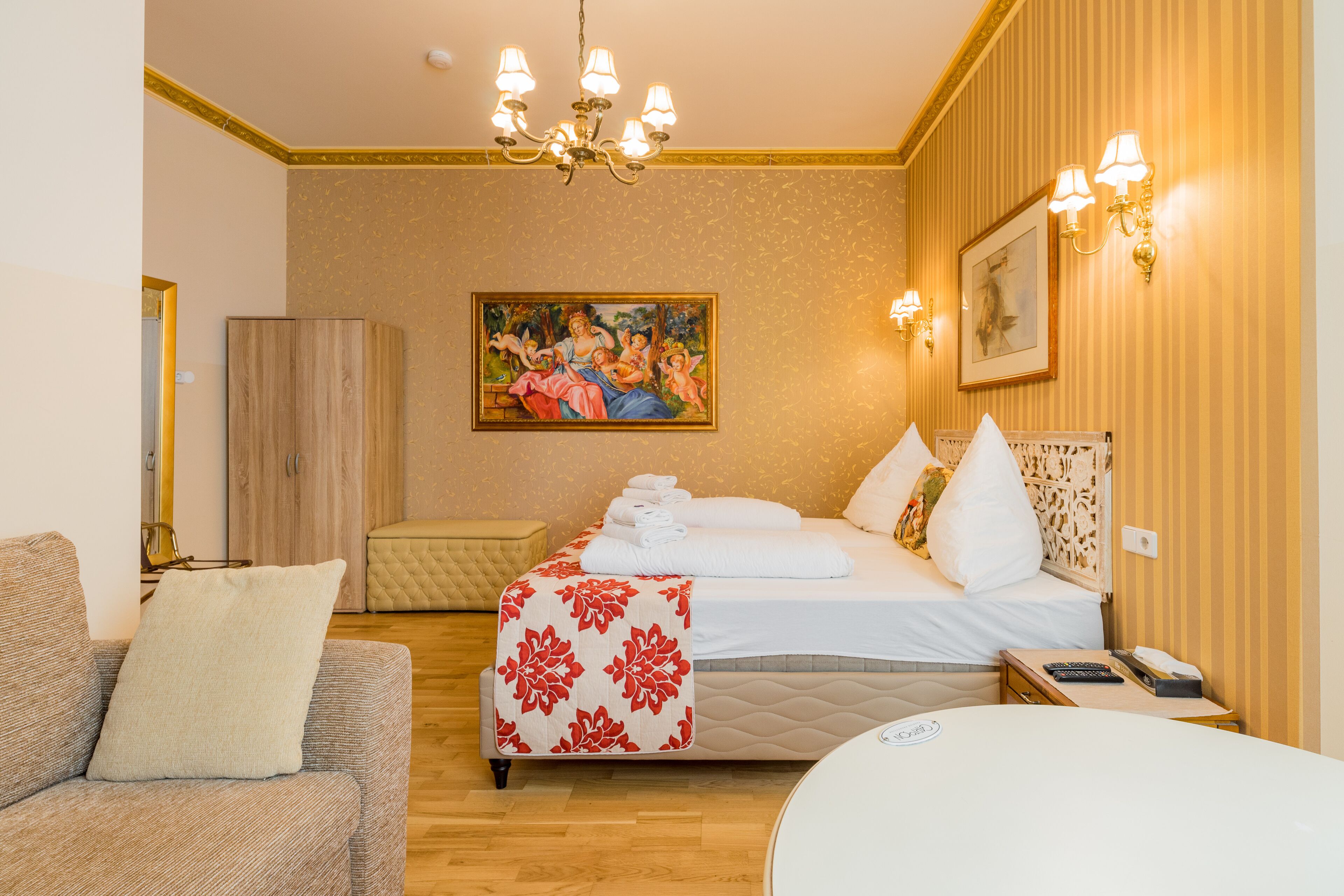 Desk, soundproofing, free WiFi, bed sheets