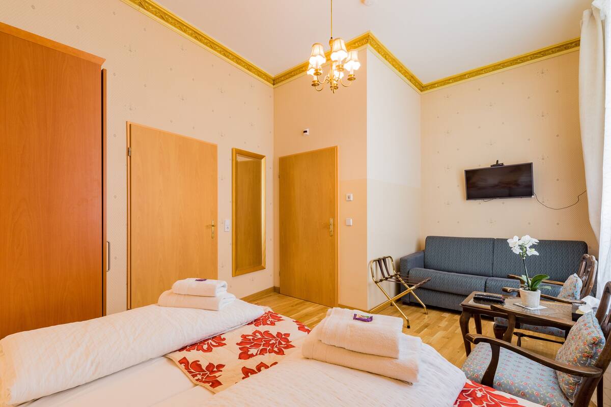 Desk, soundproofing, WiFi (free), bed sheets