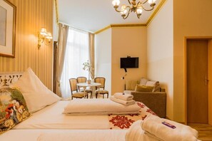 Työpöytä, äänieristys, ilmainen Wi-Fi, vuodevaatteet