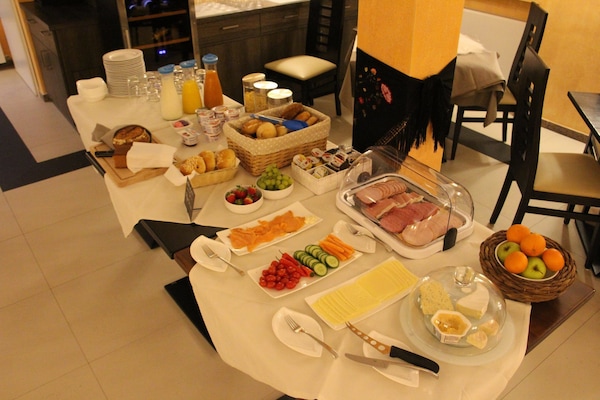 Tägliches Frühstücksbuffet (12.50 EUR pro Person)