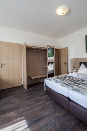 Iron/ironing board, free cribs/infant beds, free WiFi, bed sheets - Hotel Restaurante Lorca (Weinsberg)