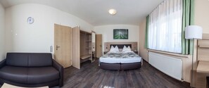 Iron/ironing board, free cribs/infant beds, free WiFi, bed sheets - Hotel Restaurante Lorca (Weinsberg)