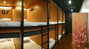 Blackout curtains, free WiFi, bed sheets - Tokyo Cubo - Hostel (Bandung)