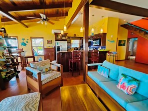 Talo, 4 makuuhuonetta | Oleskelualue | Taulutelevisio, DVD-soitin