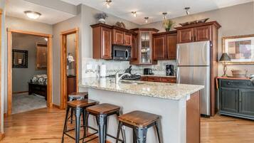 Apartamento, 2 habitaciones | Cocina privada | Frigorífico, microondas, horno y lavavajillas