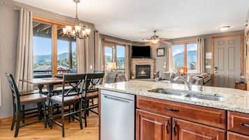 Apartamento, 2 habitaciones | Cocina privada | Frigorífico, microondas, horno y lavavajillas