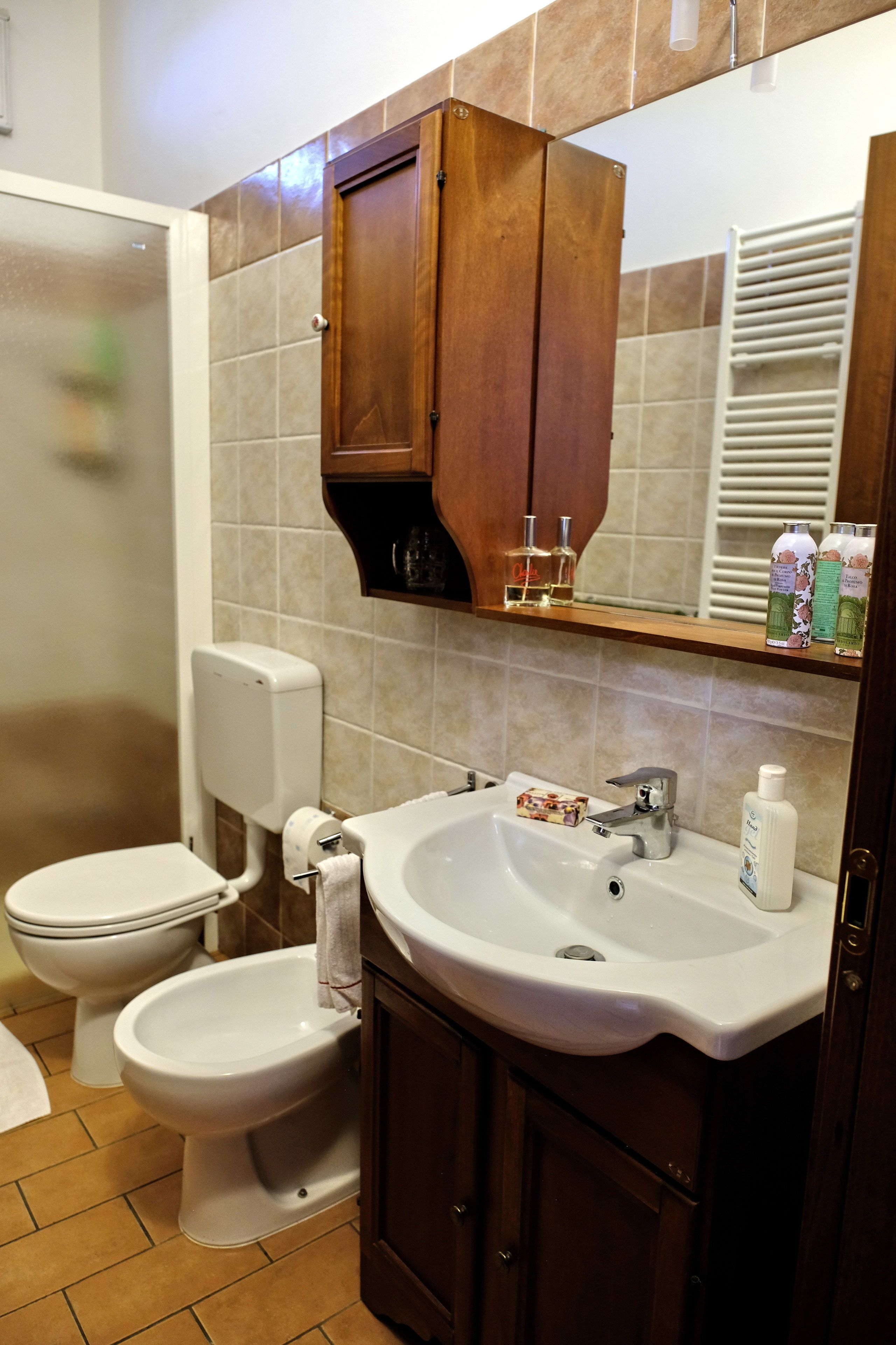 Camera tripla | Bagno | Doccia, soffione a pioggia, set di cortesia gratuito, asciugacapelli