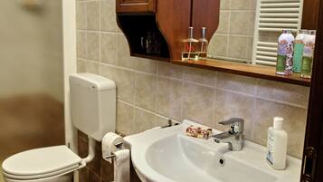 Camera tripla | Bagno | Doccia, soffione a pioggia, set di cortesia gratuito, asciugacapelli