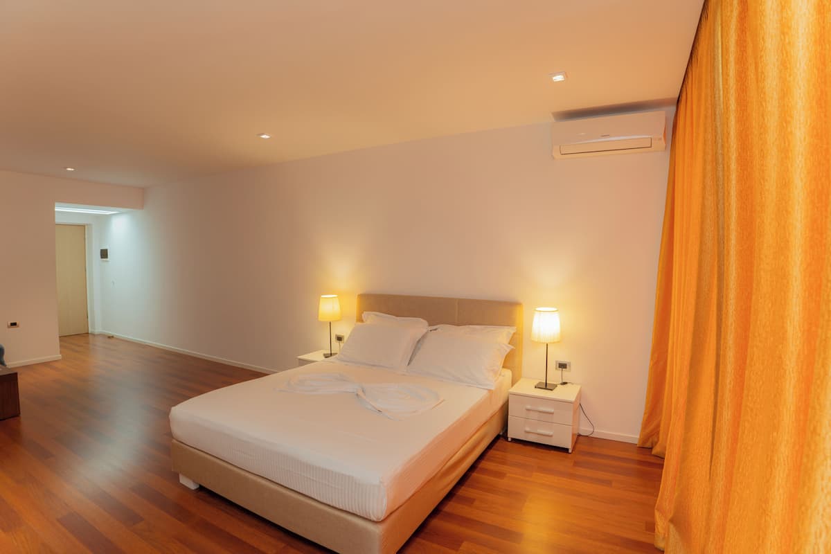 Minibar, soundproofing, free WiFi, bed sheets