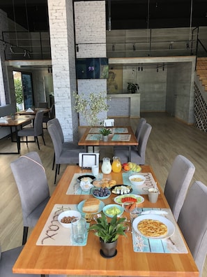 Free daily buffet breakfast - Nemesis Hotel (Sarandë)