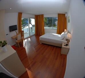 Suite, balkon, uitzicht op zee | Een minibar, geluiddichte muren, gratis wifi, beddengoed