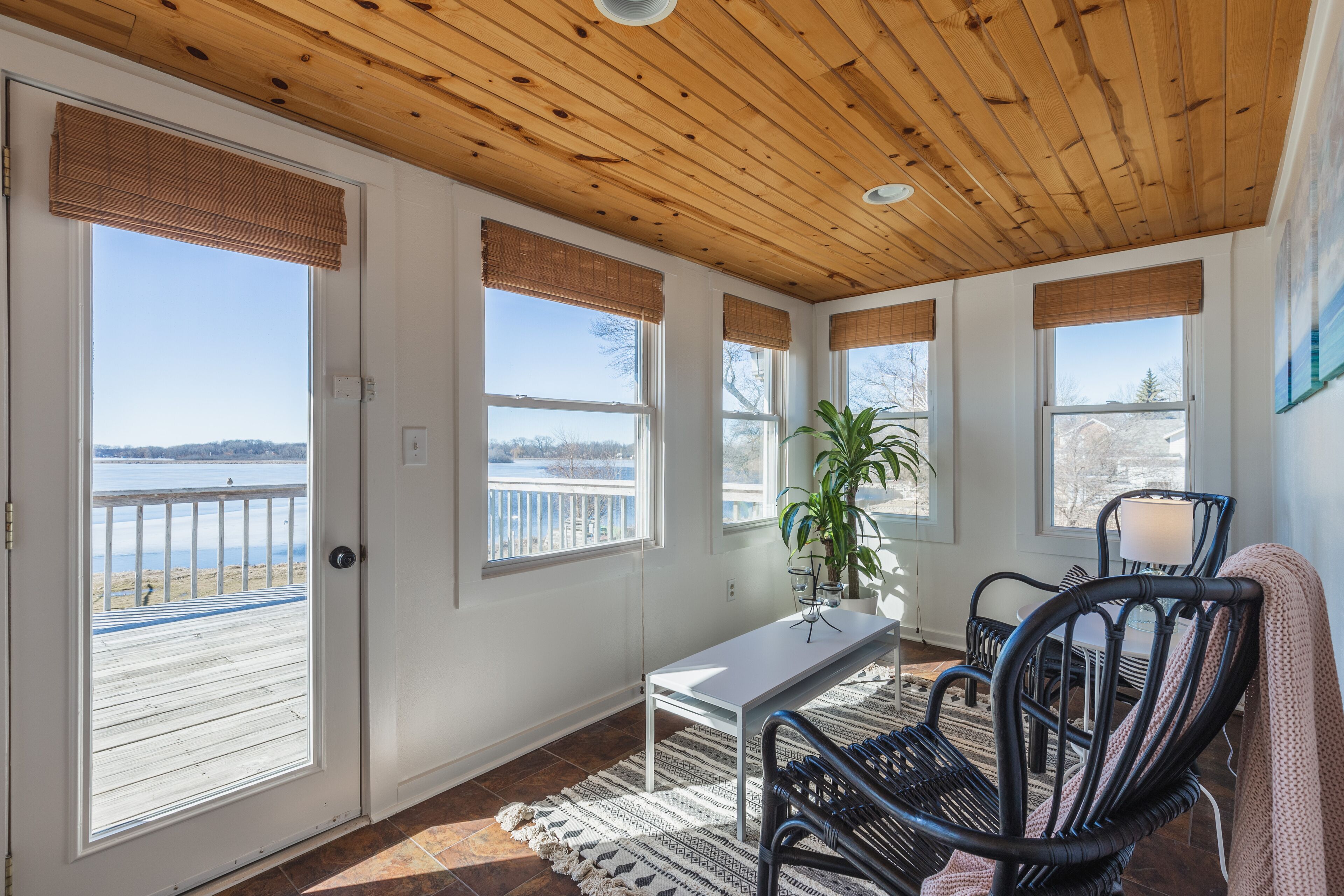 Lakeside Cottage with Inspiring Views! Master Bedroom & Lakeside Decks!