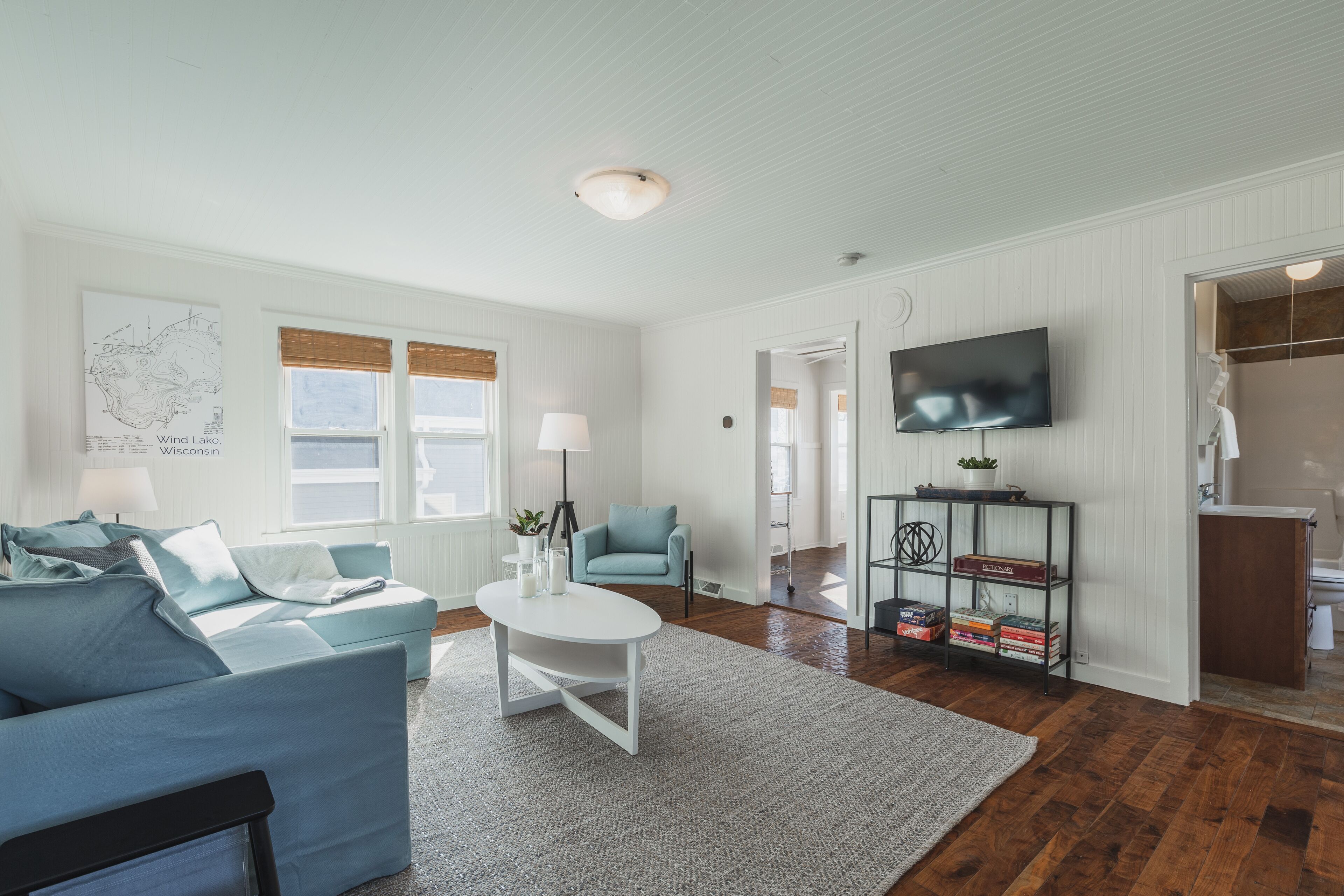 Lakeside Cottage with Inspiring Views! Master Bedroom & Lakeside Decks!