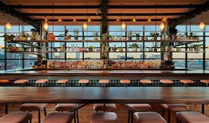 3 bares/lounges, piano bar