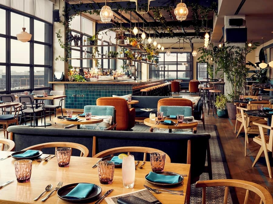 2 restaurantes; se sirven desayunos, almuerzos y cocina mediterránea