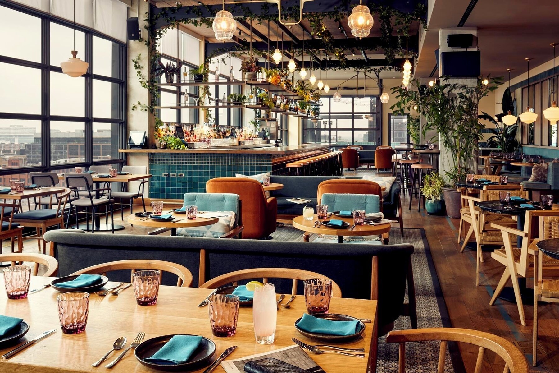 2 restaurants; breakfast, lunch, dinner, and brunch served