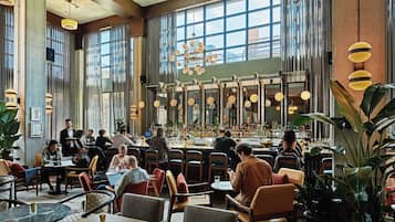 3 bares o lounges, piano bar