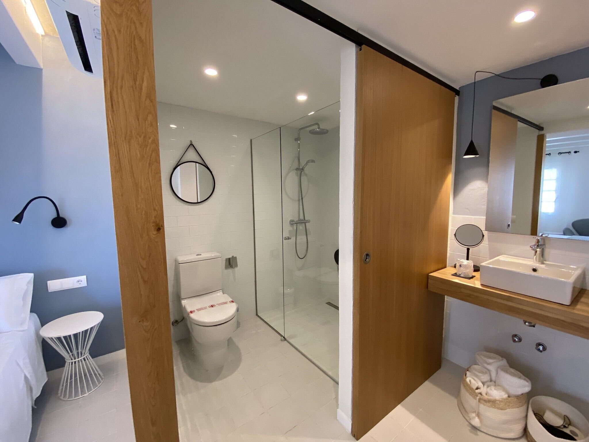 economy double room | bathroom | shower, rainfall showerhead, free toiletries, hair dryer