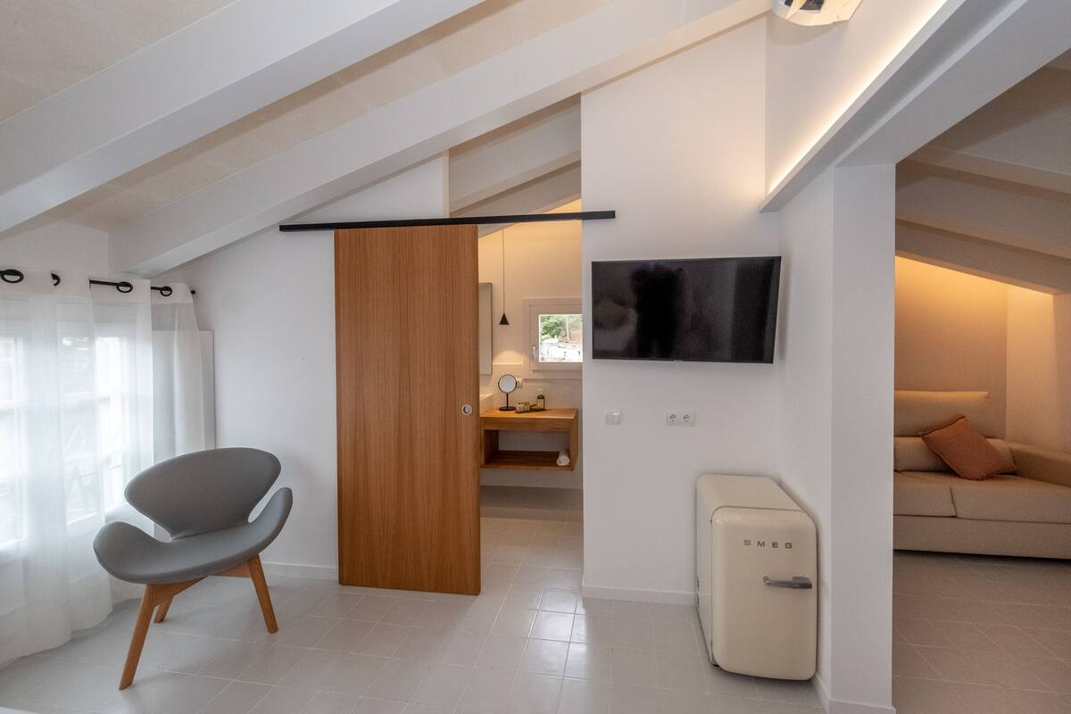 penthouse suite family room | egyptian cotton sheets, premium bedding, memory-foam beds, minibar